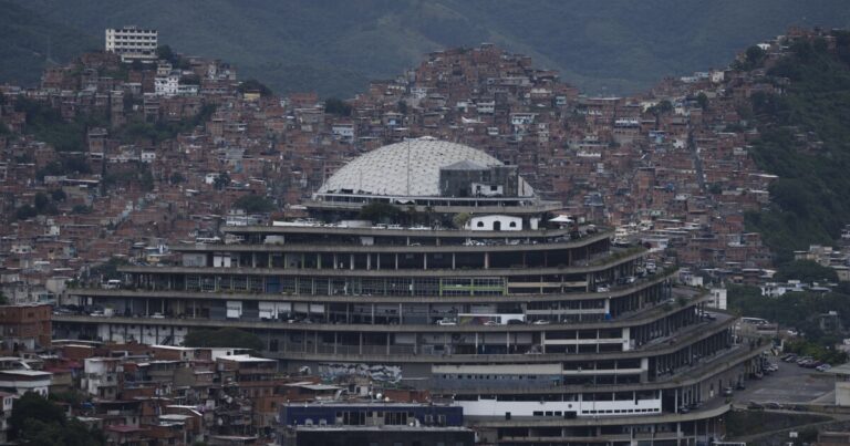 쇼핑몰에서 고문 장소까지: 베네수엘라, 엘 헬리코이데 교도소의 미래에 대해 토론하다
    


