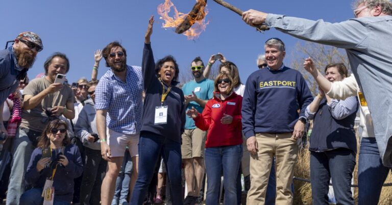 수십 년 전, 메릴랜드 선원이 겨울용 양말을 태웠습니다. 이제 봄의 풍습이군요
    


