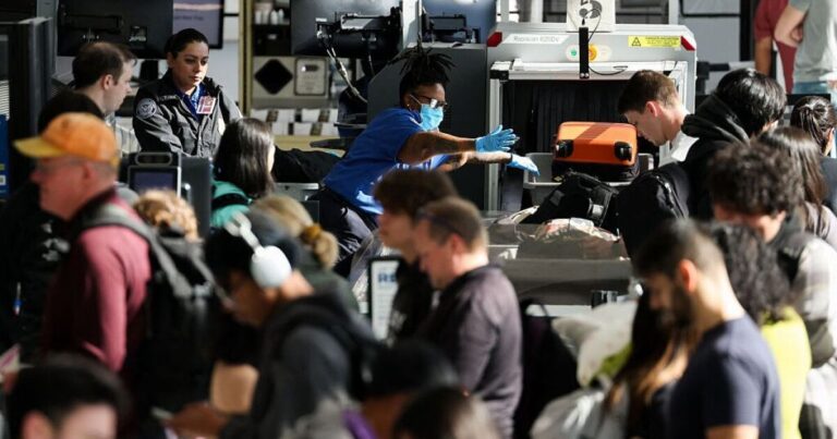 여행 업계는 의회에 DHS 폐쇄를 종료하고 연방 보안 직원에게 급여를 지급하도록 압력을 가하고 있습니다.
    


