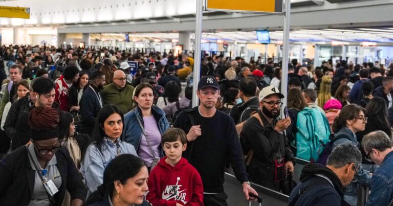 여행자들은 역사상 가장 긴 TSA 대기 시간을 겪고 있습니다.
    


