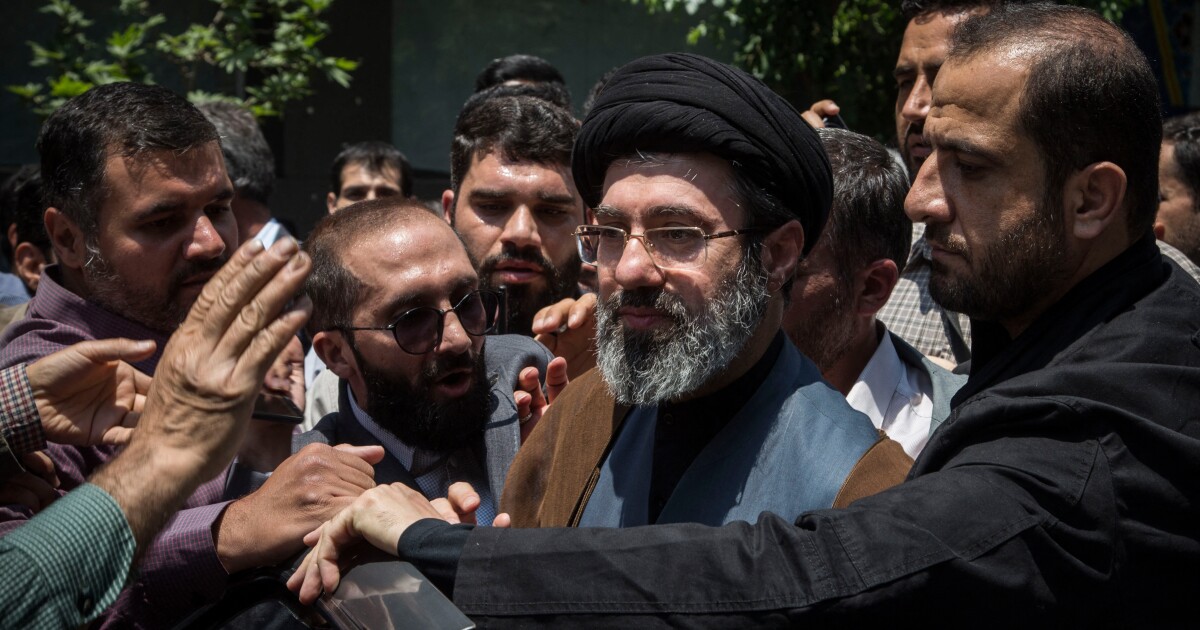 이란은 새 지도자가 호르무즈 해협을 봉쇄하겠다고 첫 번째 연설을 했다고 밝혔습니다.