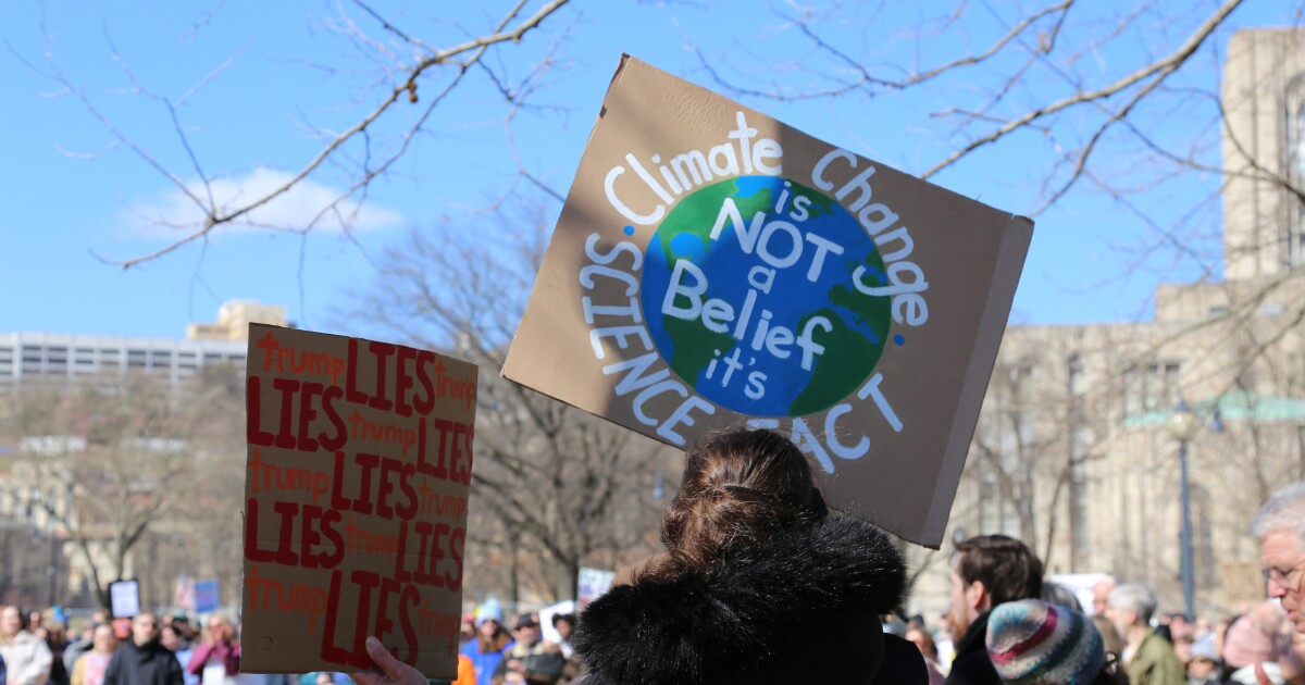 이민 단속의 영향에 대한 관심을 불러일으키기 위한 피츠버그 'Stand Up for Science' 집회