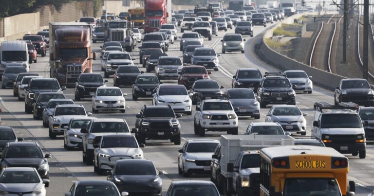 이민자 트럭 운전사에 대한 트럼프 행정부의 단속이 더욱 강화되었습니다.
    


