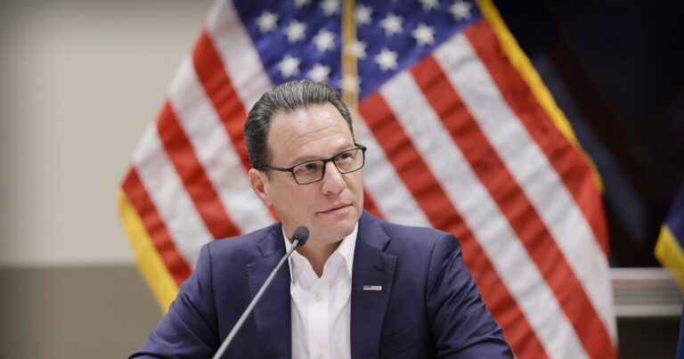 재무부 관계자는 납세자가 Shapiro 가족의 집에서 보안 업그레이드 비용을 합법적으로 지불할 수 있는지 의문을 제기합니다.
    


