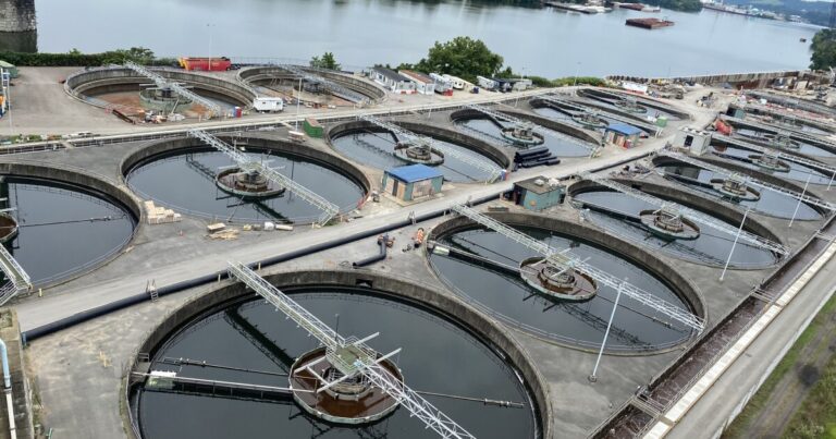 지방 정부 아카데미(Local Government Academy)는 윤리부터 구역 설정까지 새로운 공무원들에게 펜실베니아주 남서부의 직업을 가르칩니다.
    


