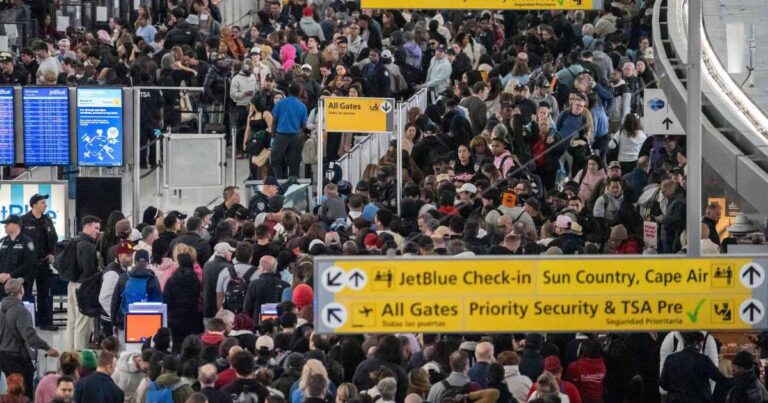 지연이 증가함에 따라 ICE 장교가 공항에 배치될 예정이라고 국경 황제 Homan이 확인했습니다.
    


