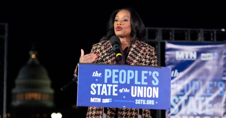 진보 단체를 대표하는 서머 리(Summer Lee)는 트럼프 연설을 '국가를 위한 사망 기사'라고 비난했습니다.
    


