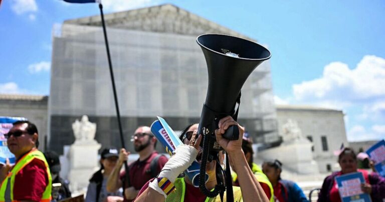 출생시민권이 대법원으로 넘어가는 것에 대해 미국인들이 느끼는 감정은 다음과 같습니다.
    


