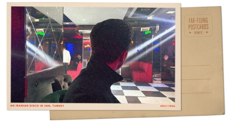 터키와 이란 국경에서 인사를 전합니다. 그곳에서 이란인들은 댄스 플로어에 자유롭게 놀았습니다.
    


