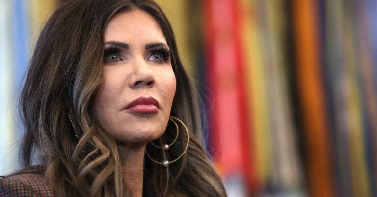 트럼프, 국토안보부 국장 크리스티 노엠 해고, 후임에 마크웨인 멀린 상원의원 지명
    


