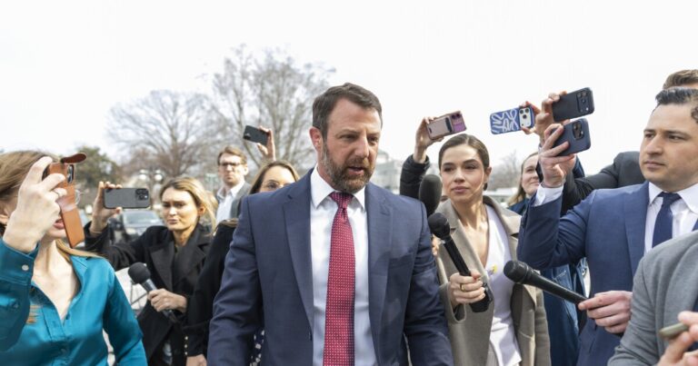 트럼프가 DHS를 이끌게 된 마크웨인 멀린 상원의원에 대해 알아야 할 사항
    


