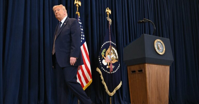 트럼프의 이란과의 전쟁은 집에서 돈을 쓰길 원하는 일부 스윙 유권자들을 화나게 하고 있다.
    


