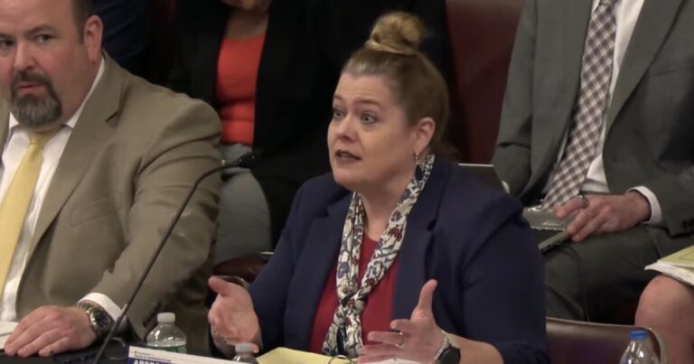 펜실베니아 교정 당국은 교도소 폐쇄에도 불구하고 중독 치료 비용이 증가한다고 말합니다.
    


