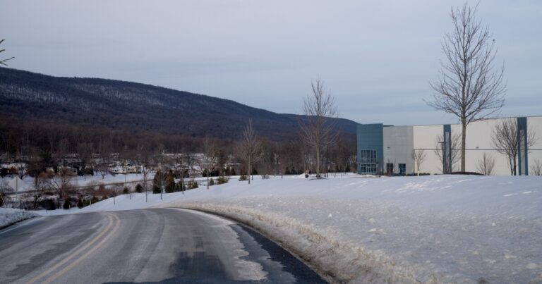 펜실베니아의 새로운 구금 센터를 운영할 사람을 선택하기 위한 트럼프 행정부의 비밀스럽고 빠른 프로세스
    


