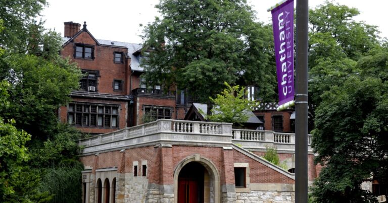 피츠버그 대학은 새롭고 확장된 식품 저장실을 통해 학생들의 배고픔에 맞서 싸울 것입니다.
    


