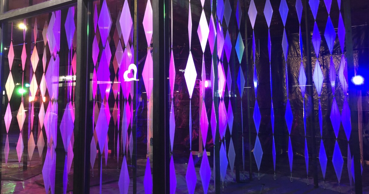 2026년 NFL 드래프트를 앞두고 공공 예술이 피츠버그 다운타운 매장에 활기를 불어넣습니다.