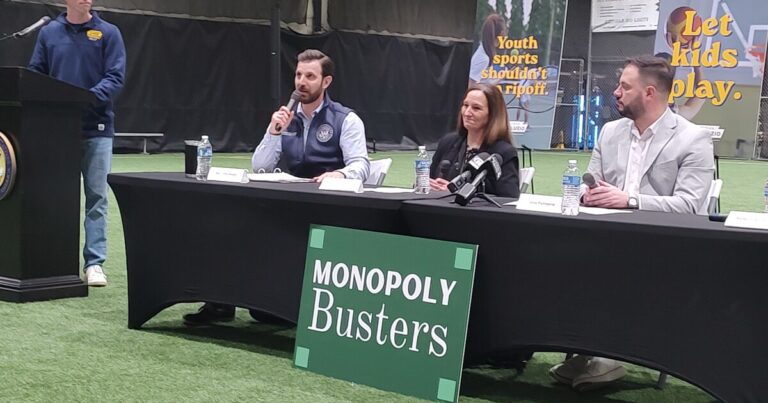 Deluzio는 청소년 스포츠에서 사모 펀드의 역할에 깃발을 던집니다.
    


