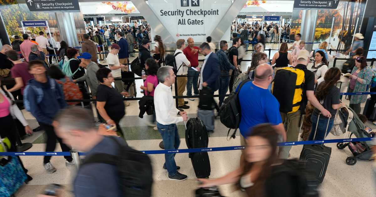 ICE 직원은 TSA 직원에게 급여를 지급한 후에도 공항에 남을 수 있습니다.