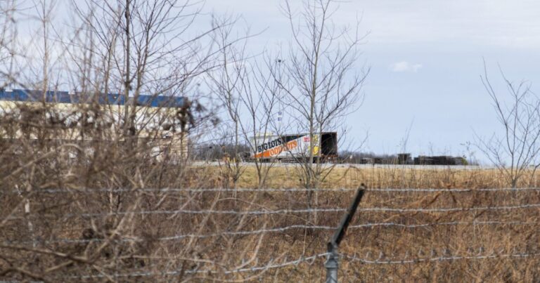 ICE는 펜실베니아 구금 센터 두 곳에서 DEP 명령에 맞서 싸우고 있습니다.
    


