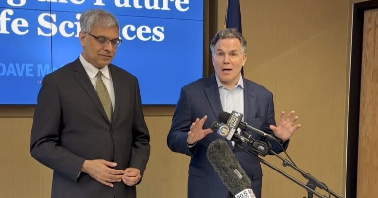 McCormick 상원 의원은 피츠버그의 생명 공학 시설을 홍보하고 NIH 투자 증가를 요구합니다.
