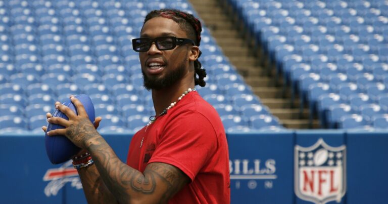 NFL 선수 Damar Hamlin은 피츠버그 지역 사립 및 무역 학교 학생들을 위해 새로운 장학금을 지원합니다.
