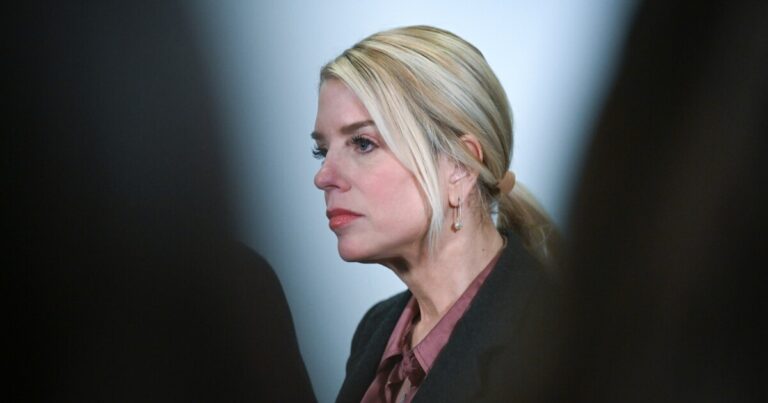 Pam Bondi는 DOJ에 있습니다. 그리고 NASA의 아르테미스 2호가 지구 궤도를 벗어났습니다.
    


