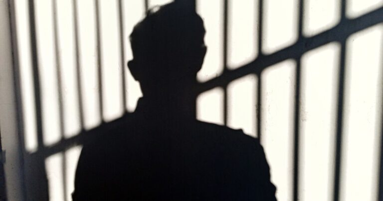 감옥에 혼자 앉아 절망에 빠진 한 남자의 인생이 갑자기 바뀌다
    


