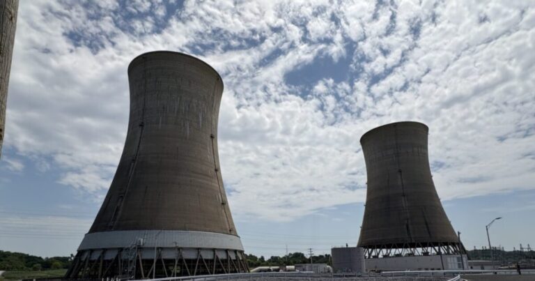 국회의원들은 새로운 데이터 센터의 물 사용에 대한 추가 감독을 주정부에 제공하는 법안을 제출했습니다.
    


