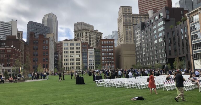 놀이터를 포함한 피츠버그의 최신 시민 공간, NFL 드래프트를 앞두고 다운타운 개장
    


