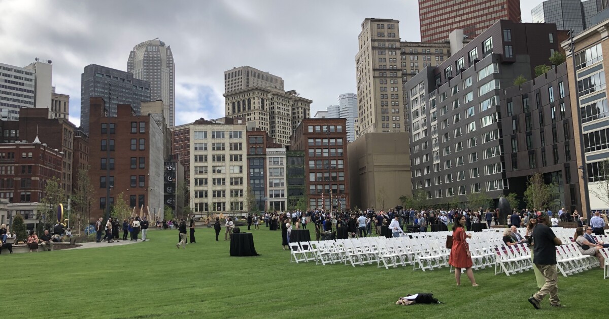 놀이터를 포함한 피츠버그의 최신 시민 공간, NFL 드래프트를 앞두고 다운타운 개장