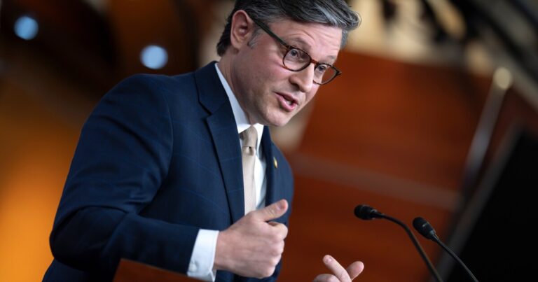 두 번의 투표 실패 후 마이크 존슨은 미국의 주요 스파이 권한을 확장하기 위한 새로운 계획을 공개했습니다.
    


