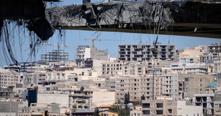 미국 제트기가 이란 상공으로 추락했다고 미국 관리가 확인했습니다.
    


