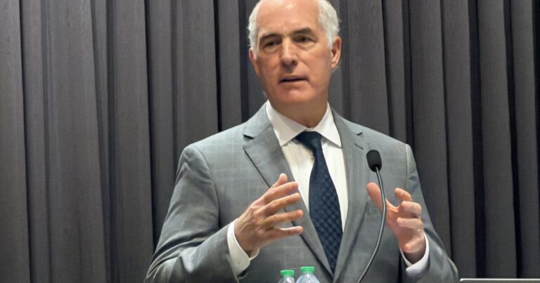 밥 케이시 전 미국 상원의원, 트럼프 대통령의 판사 비판에 “거의 범죄에 가깝다” 비난
    


