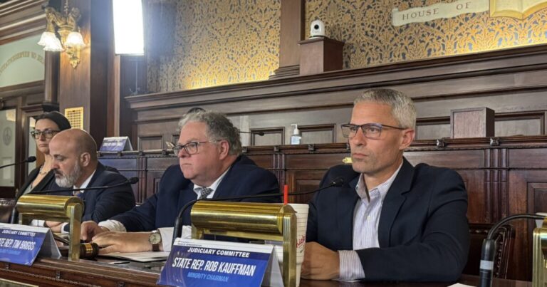 법원 마감일까지 100일도 채 남지 않은 상황에서 펜실베니아 옹호자들은 중범죄 법안 표결 지연을 비판했습니다.
    


