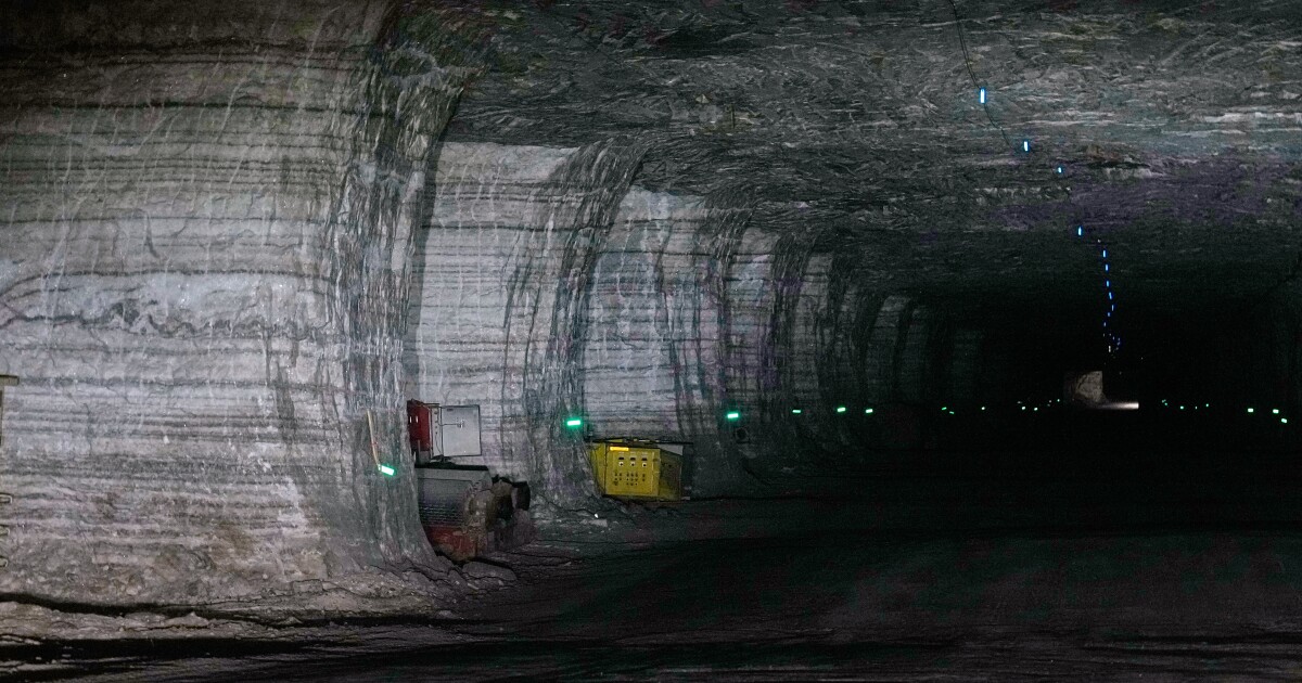 세계에서 가장 큰 소금 광산 중 하나가 이리 호수 밑에 존재합니다.