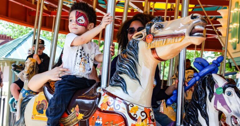수십 년 된 스미소니언 회전목마가 새롭게 복원되어 어린이들의 즐거움을 선사합니다.
    


