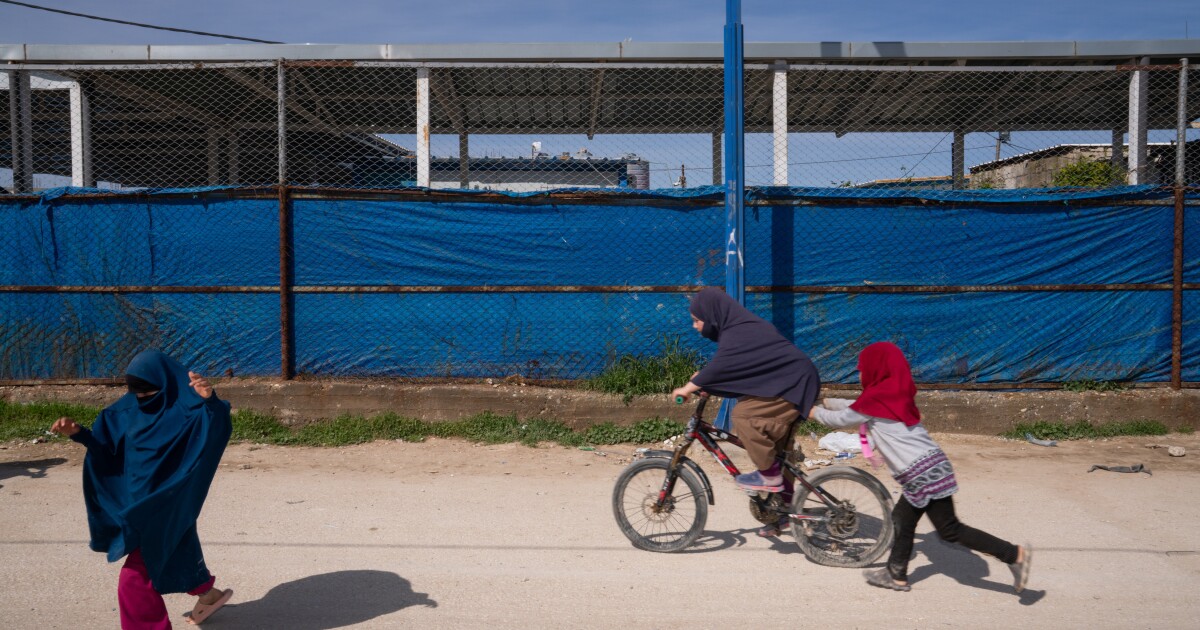 시리아에 발이 묶인 외국인 ISIS 전사의 아내와 자녀