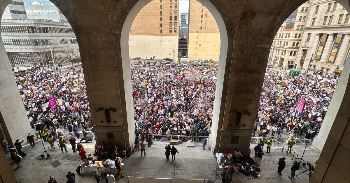 시위대는 전국적인 '왕 없음' 집회의 일환으로 피츠버그 시내를 침수했습니다.