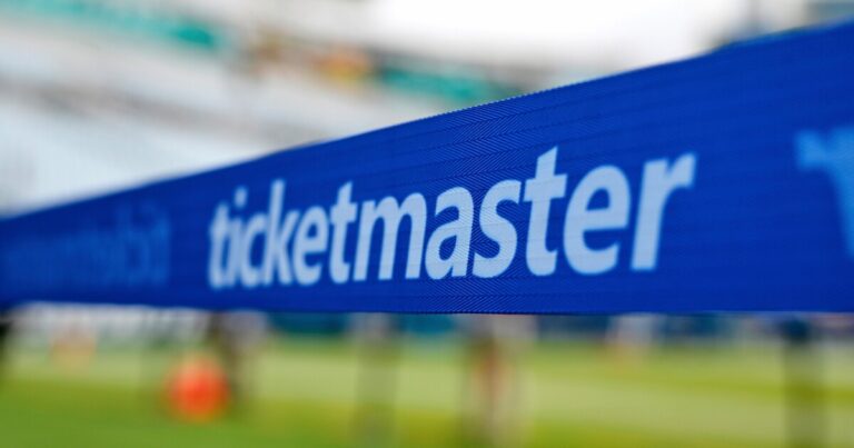 심사위원단은 Ticketmaster와 Live Nation이 대규모 콘서트 장소에 대해 반경쟁적 독점을 갖고 있다고 판단했습니다.
    


