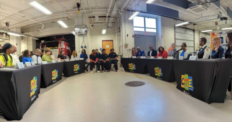 오스틴 데이비스(Austin Davis) 펜실베니아 중위 주지사가 웨스팅하우스 아카데미(Westinghouse Academy)의 CTE 학생들을 방문합니다.
    


