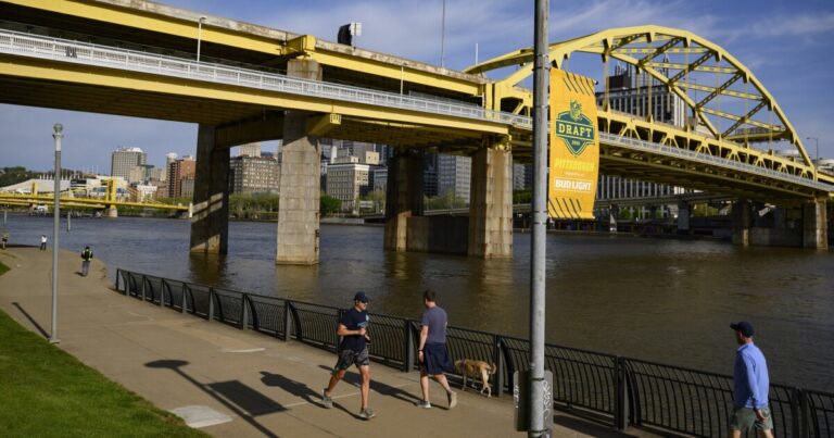 올해 NFL 드래프트의 개최지인 피츠버그가 어떻게 스포츠의 메카가 되었는가
    


