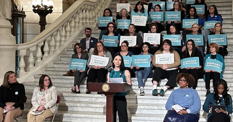 옹호자들은 해리스버그에 있는 펜실베니아 강간 위기 센터에 더 많은 자금을 요청합니다.
    


