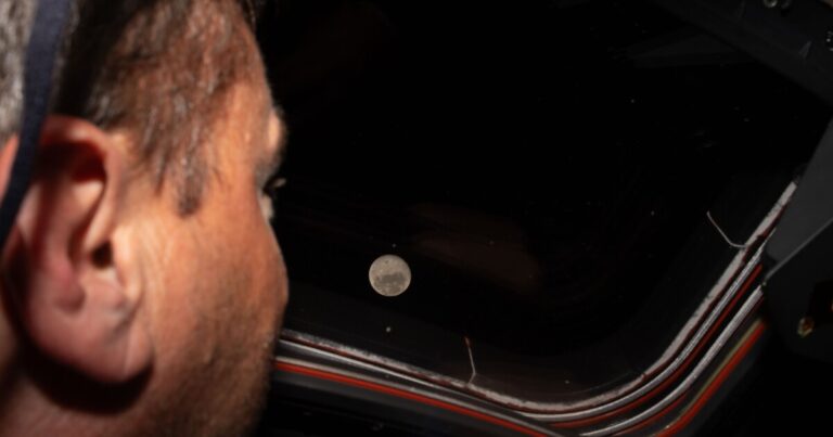 우주 비행사들은 달 분화구에 사령관의 고인이 된 아내의 이름을 따서 '캐롤'이라는 이름을 붙일 것을 제안했습니다.
