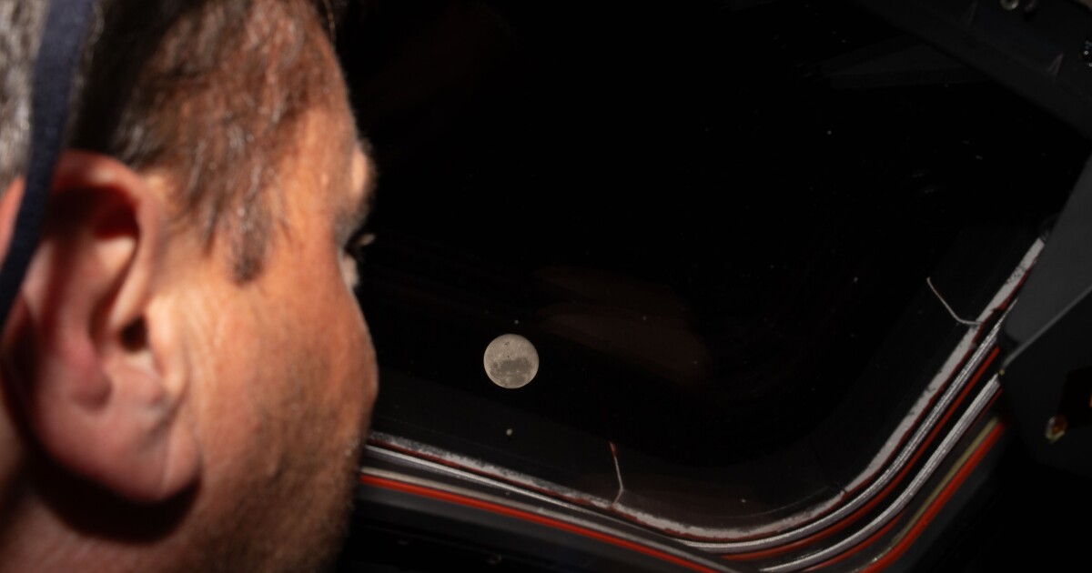 우주 비행사들은 달 분화구에 사령관의 고인이 된 아내의 이름을 따서 '캐롤'이라는 이름을 붙일 것을 제안했습니다.