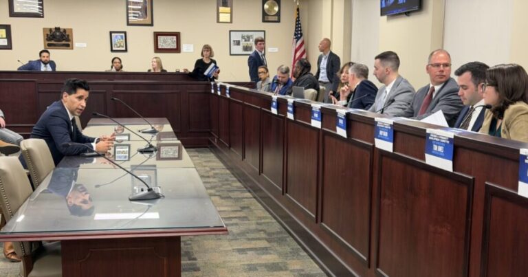 위원회 공화당 의원들은 펜실베니아 주택을 강화하기 위한 민주당 제안에 대해 분열했습니다.
    


