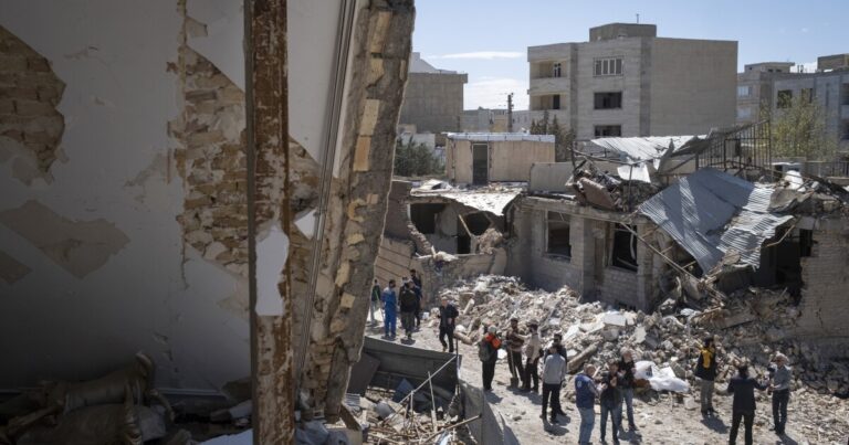 전쟁이 5주째 마무리되면서 미국 비행기 2대가 추락하고 이란이 걸프 정유소를 공격했습니다.
    


