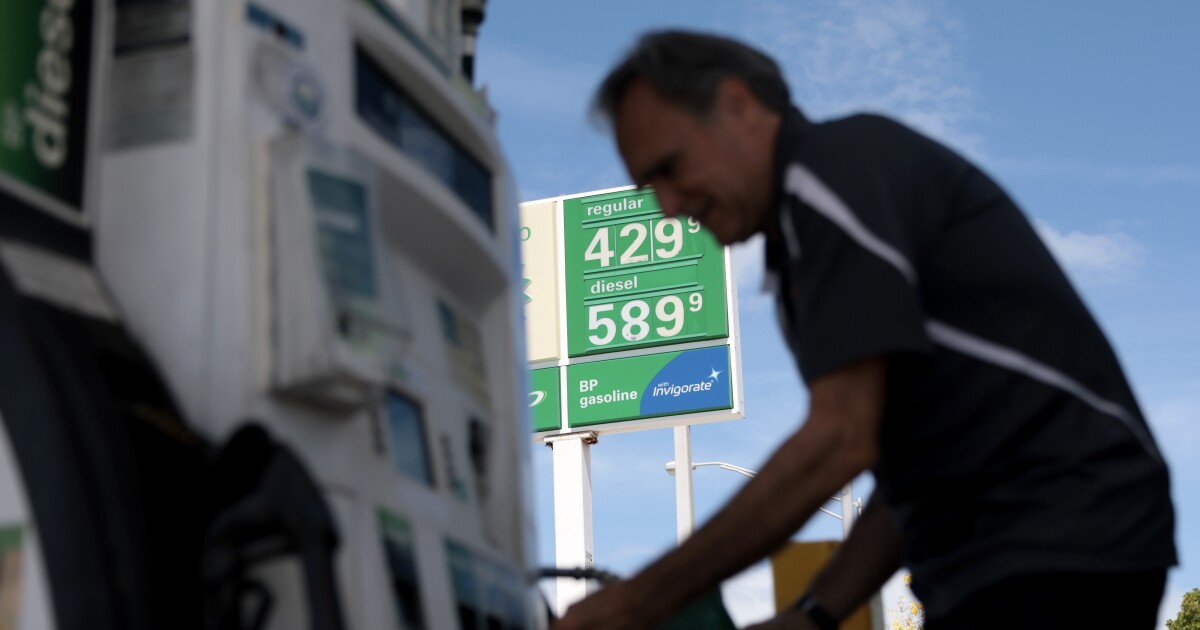 천천히 운전하고, 전기 자동차로 운전하고, 전혀 운전하지 않나요? 미국인들은 휘발유 절약을 위한 옵션을 중요하게 생각합니다