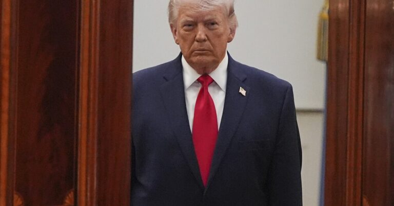 트럼프 예산, 국내 프로그램 삭감과 함께 국방비 지출 1조5000억 달러 추구
    


