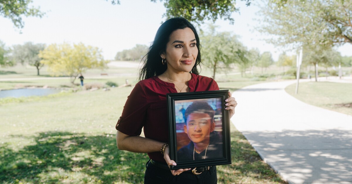 '평화 없음': 아들이 죽은 지 거의 1년이 지나서 그녀는 ICE가 책임이 있다는 것을 알게 되었습니다.
