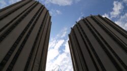 피트, 학생들은 등록 증가 속에서 주택 문제를 해결합니다.